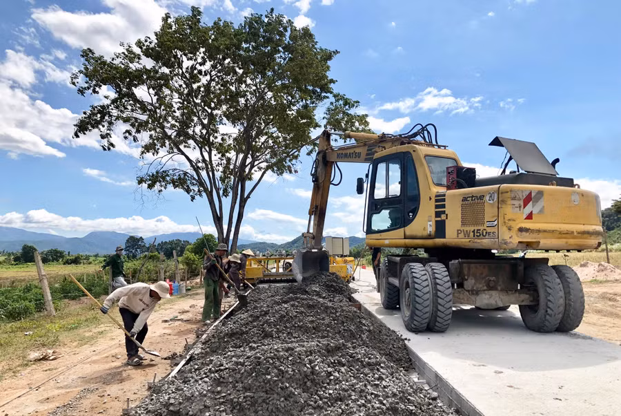 Các đơn vị đẩy nhanh tiến độ thi công Dự án đường giao thông kết nối các xã Ia Mlah, Phú Cần và thị trấn Phú Túc. Ảnh: Gia Hưng Các đơn vị đẩy nhanh tiến độ thi công Dự án đường giao thông kết nối các xã Ia Mlah, Phú Cần và thị trấn Phú Túc. Ảnh: Gia Hưng