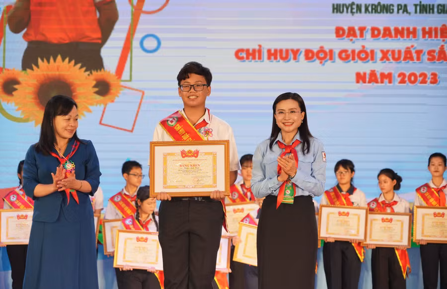 Em Trần Anh Kiệt được nhận bằng khen của Ban Chấp hành Trung ương Đoàn TNCS Hồ Chí Minh vì có thành tích tại Liên hoan Chỉ huy Đội giỏi toàn quốc lần thứ IV-2023. Ảnh: Khắc Long