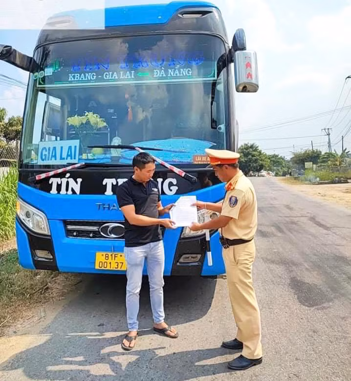 Lực lượng Cảnh sát Giao thông kiểm tra xe khách. Ảnh: L.A