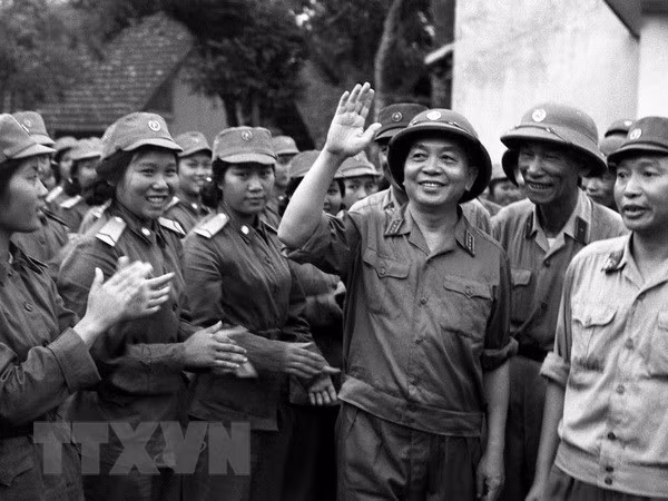 Đại tướng Võ Nguyên Giáp thăm các đơn vị nữ thông tin và nữ quân y đã tham gia Lễ Duyệt binh ngày 1/5/1973. Ảnh: Vũ Tạo/TTXVN