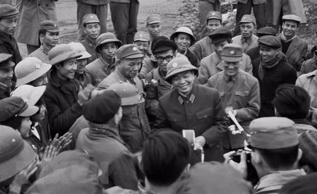 Nhân dịp đầu năm mới (tháng 1/1973), Đại tướng Võ Nguyên Giáp đến thăm, nói chuyện với các chiến sỹ tự vệ khu phố K và T Hà Nội, đơn vị đã dũng cảm mưu trí, bắn rơi máy bay E.111 của Mỹ đêm 22/12/1972. Ảnh: Ngọc Quán/TTXVN