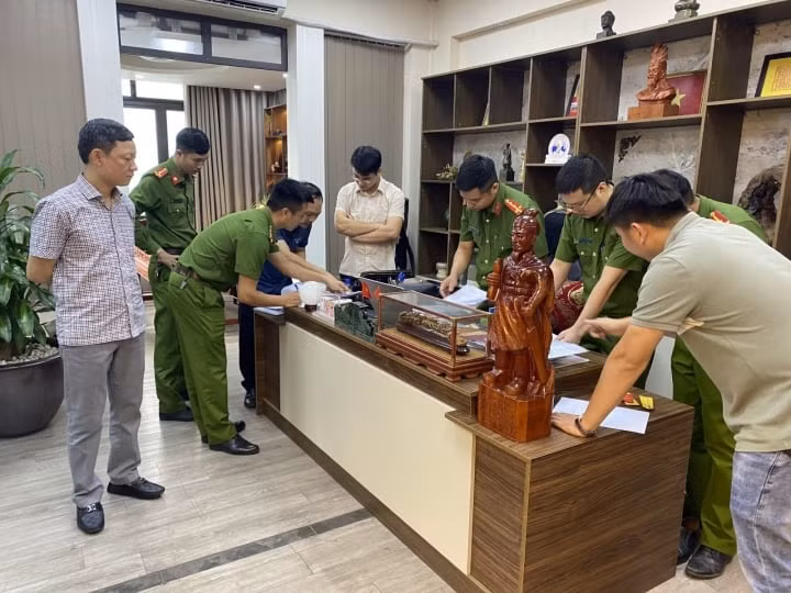 Cơ quan Công an khám xét khẩn cấp nơi làm việc của Mạc Đăng Thanh. Ảnh: CACC Cơ quan Công an khám xét khẩn cấp nơi làm việc của Mạc Đăng Thanh. Ảnh: CACC