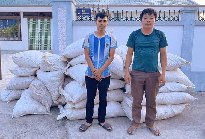 Lê Văn Sáng và Phạm Đình Hiếu cùng số hàng tang vật. Ảnh: Công an cung cấp
