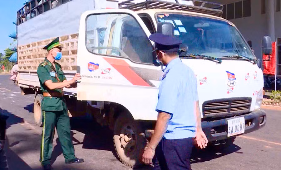 Các lực lượng chức năng tại Cửa khẩu Quốc tế Lệ Thanh (huyện Đức Cơ) kiểm tra hàng hóa nhập khẩu vào Gia Lai. Ảnh: Hà Duy