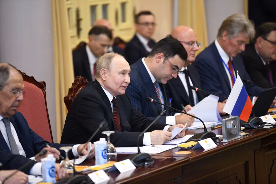 Tổng thống Putin và các quan chức cấp cao Liên bang Nga tại cuộc hội đàm. (Ảnh: Như Ý)