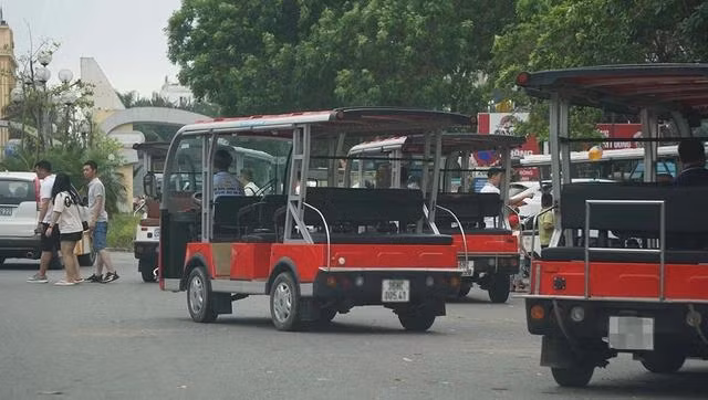 Trước cửa các khách sạn ở KDL biển Hải Tiến luôn có nhiều xe điện chực chờ đón, chở khách đi mua hải sản về làm quà