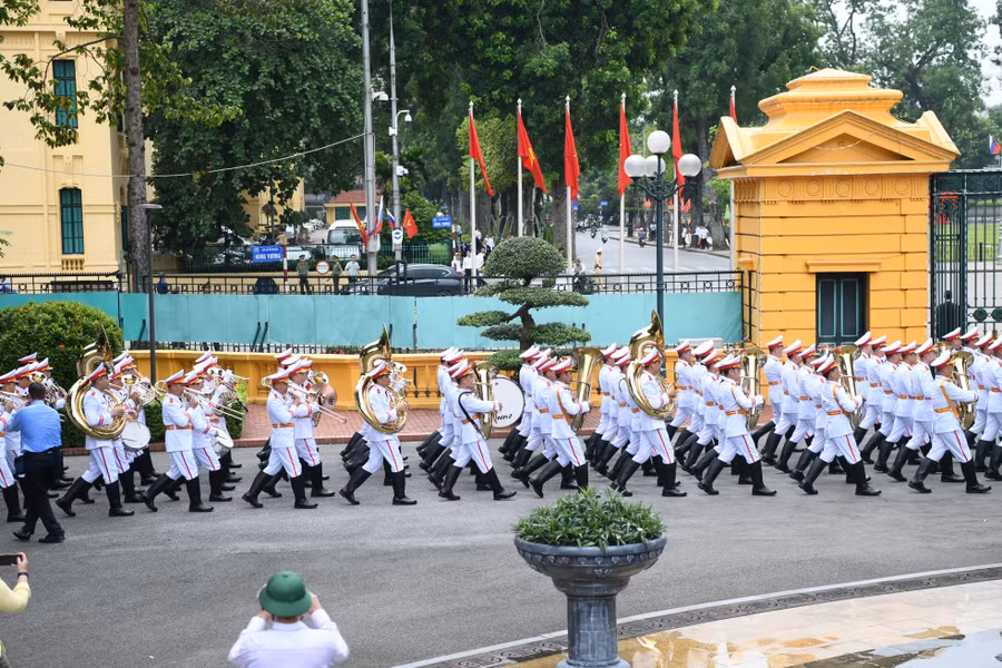 Đội danh dự tiến vào Phủ Chủ tịch để cử hành lễ đón cấp Nhà nước. (Ảnh: Như Ý)