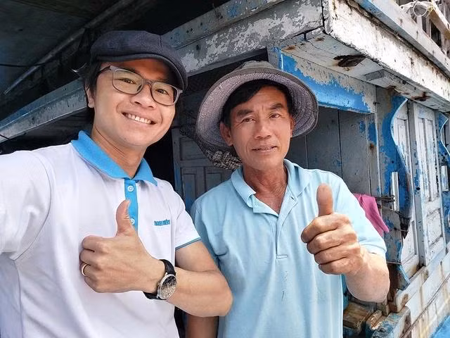 Người viết cùng ngư dân Lê Văn Ninh trên tàu cá của ông Người viết cùng ngư dân Lê Văn Ninh trên tàu cá của ông
