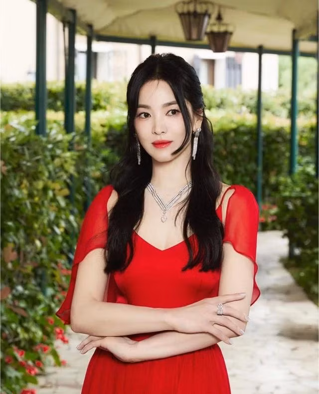 Song Hye Kyo trẻ trung, xinh đẹp bất chấp tuổi tác