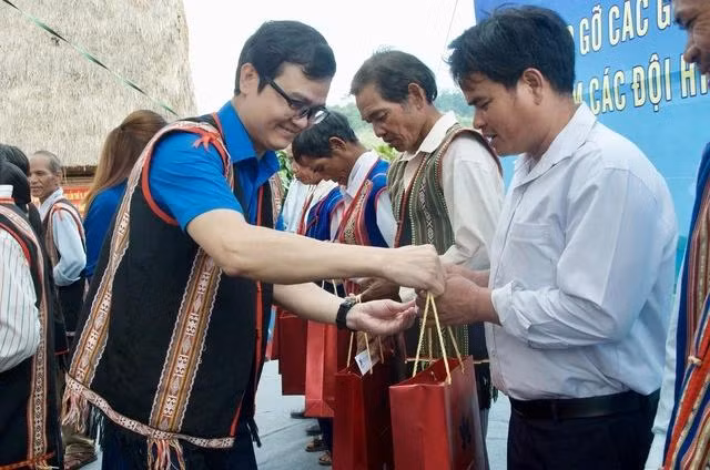 Anh Bùi Quang Huy trao quà cho già làng, trưởng bản, người có uy tín tại xã Đăk Pxi