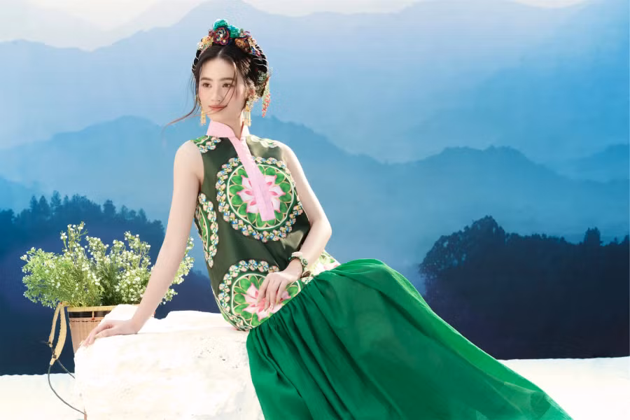 Sau gần một năm du học ở Úc, Hoa hậu Ý Nhi về nước tham gia một số hoạt động cũng như chuẩn bị cho cuộc thi Hoa hậu Thế giới lần thứ 72. Mới đây, cô cùng hai á hậu Đào Thị Hiền, Minh Kiên làm mẫu ảnh cho bộ sưu tập thời trang Tơ hồng của nhà mốt Thủy Nguyễn