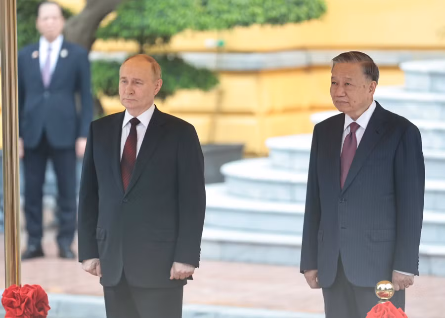 Chủ tịch nước Tô Lâm và Tổng thống Nga Vladimir Putin trên bục danh dự. (Ảnh: Như Ý)