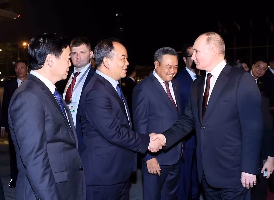 Chủ nhiệm Văn phòng Chủ tịch nước Lê Khánh Hải tiễn Tổng thống Liên bang Nga Vladimir Putin tại sân bay quốc tế Nội Bài (Hà Nội). (Ảnh: TTXVN)