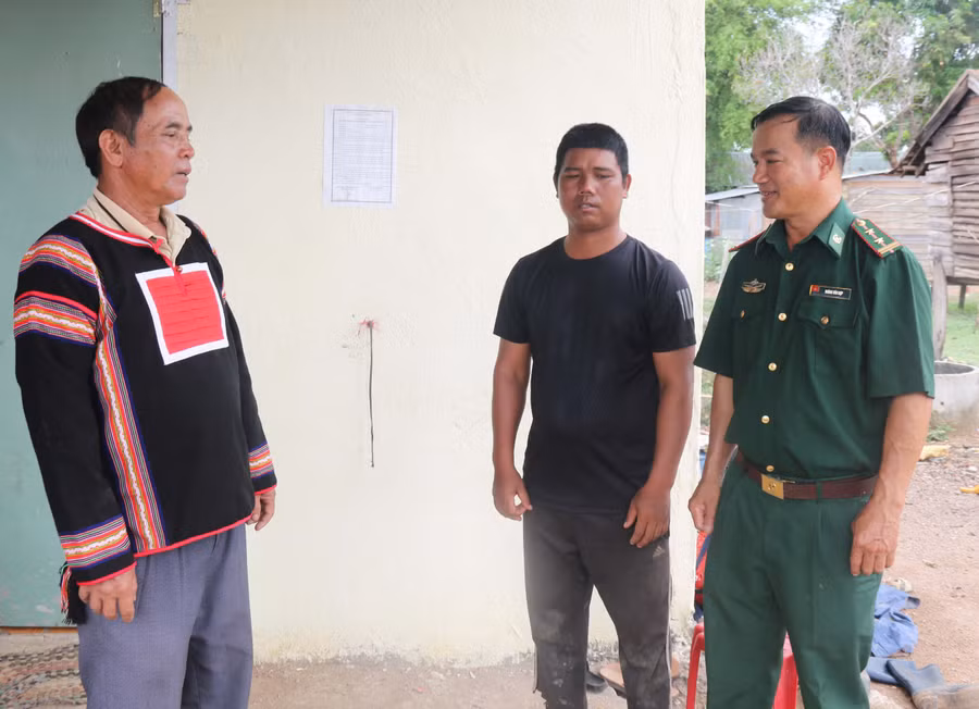 Già làng Hlết cùng bộ đội biên phòng tuyên truyền, vận động người dân chấp hành quy định của pháp luật. Ảnh: T.D Già làng Hlết cùng bộ đội biên phòng tuyên truyền, vận động người dân chấp hành quy định của pháp luật. Ảnh: T.D