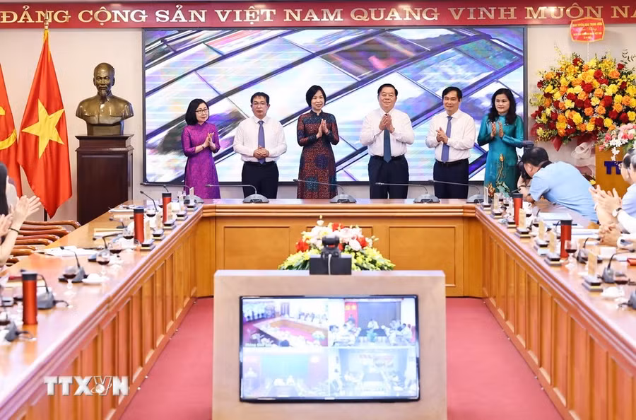 Trưởng Ban Tuyên giáo Trung ương Nguyễn Trọng Nghĩa, Tổng Giám đốc TTXVN Vũ Việt Trang cùng các lãnh đạo Ban Tuyên giáo Trung ương và TTXVN thực hiện nghi thức ra mắt Chuyên trang thông tin của TTXVN về bảo vệ nền tảng tư tưởng của Đảng, đấu tranh phản bác các luận điệu sai trái của các thế lực thù địch. (Ảnh: Minh Đức/TTXVN)