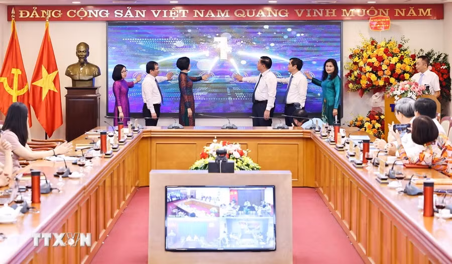 Trưởng Ban Tuyên giáo Trung ương Nguyễn Trọng Nghĩa, Tổng Giám đốc TTXVN Vũ Việt Trang cùng các lãnh đạo Ban Tuyên giáo Trung ương và TTXVN thực hiện nghi thức ra mắt Chuyên trang thông tin của TTXVN về bảo vệ nền tảng tư tưởng của Đảng, đấu tranh phản bác các luận điệu sai trái của các thế lực thù địch. (Ảnh: Minh Đức/TTXVN)