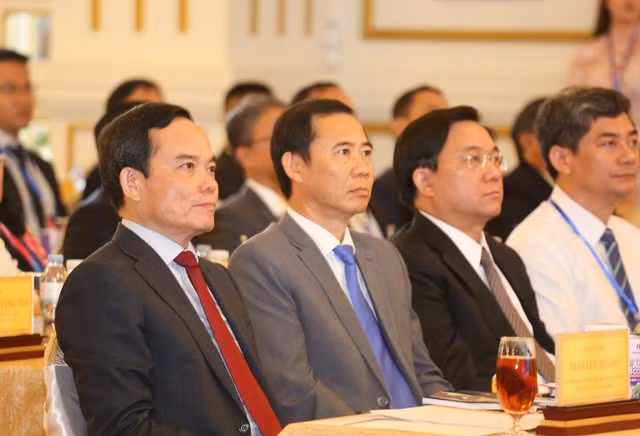 Phó thủ tướng Trần Lưu Quang và các đại biểu tham dự hội nghị.