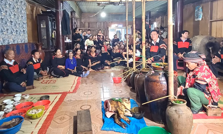 Lễ vật bày biện đầy đủ gồm một con heo thiến, 8 ché rượu cần cột giữa nhà, 5 chén đồng đựng đầy rượu. Buổi lễ bắt đầu bằng tiếng cồng chiêng, thông báo tin lễ đến mọi người trong buôn. Lễ vật bày biện đầy đủ gồm một con heo thiến, 8 ché rượu cần cột giữa nhà, 5 chén đồng đựng đầy rượu. Buổi lễ bắt đầu bằng tiếng cồng chiêng, thông báo tin lễ đến mọi người trong buôn.