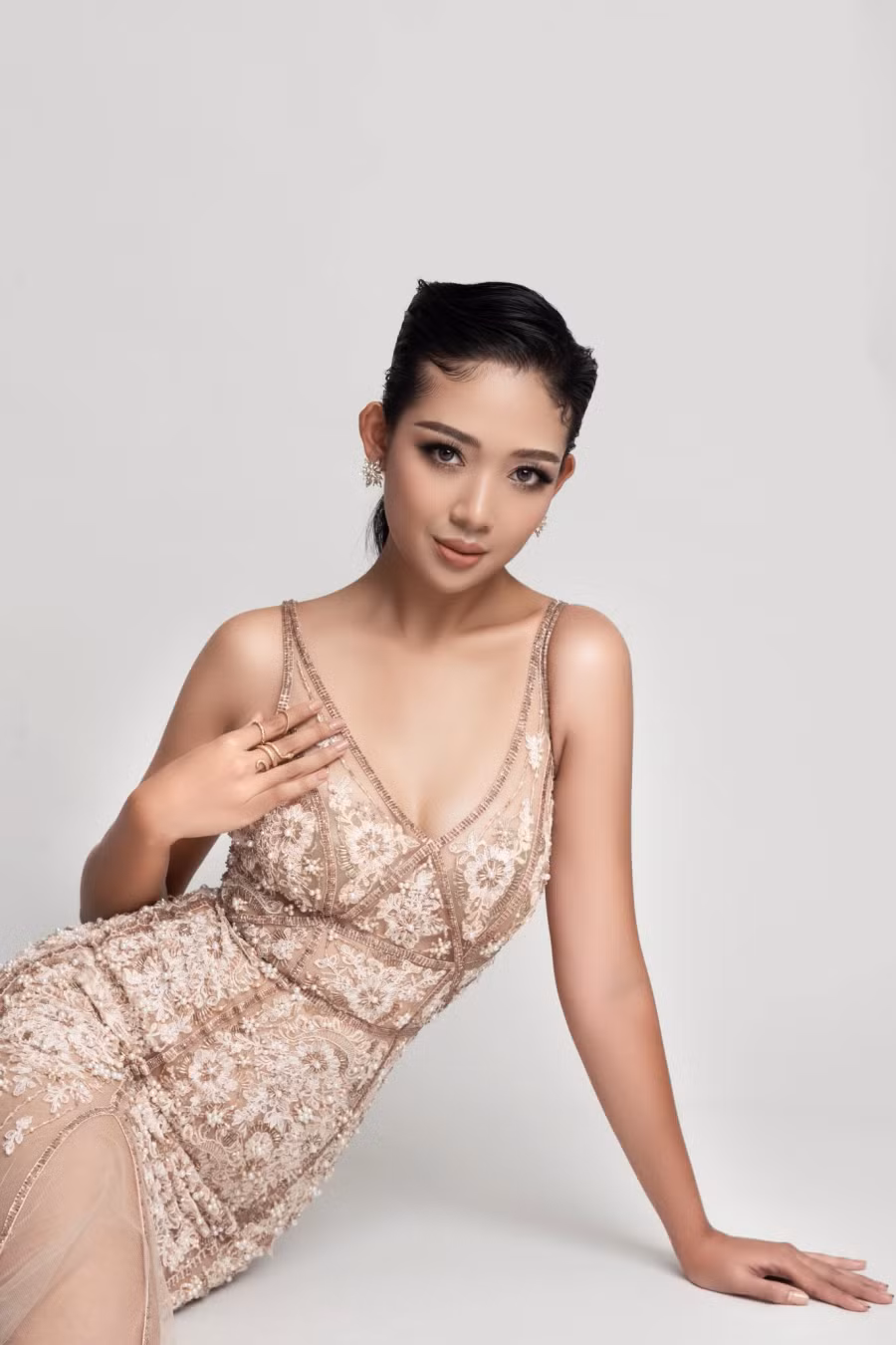 Hoa Đan thừa nhận khi đến với đấu trường nhan sắc này, cô đặt mục tiêu chiến thắng. Nhưng điều cô mong muốn hơn là sự ủng hộ của mọi người dành cho mình. “Tôi tin rằng khi bạn làm bất cứ điều gì, áp lực cũng sẽ xuất hiện. Nếu bạn đủ mạnh mẽ vượt qua, áp lực sẽ khiến bạn trở thành phiên bản tốt hơn. Và Đan tin mình đủ sẵn sàng và mạnh mẽ để chinh phục hành trình Miss Universe Vietnam 2024”, người đẹp 23 tuổi tâm sự