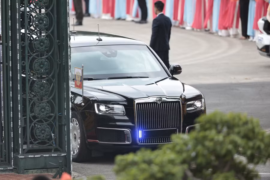 Chiếc siêu xe Aurus Senat đưa Tổng thống Putin tiến vào Phủ Chủ tịch. (Ảnh: Như Ý)