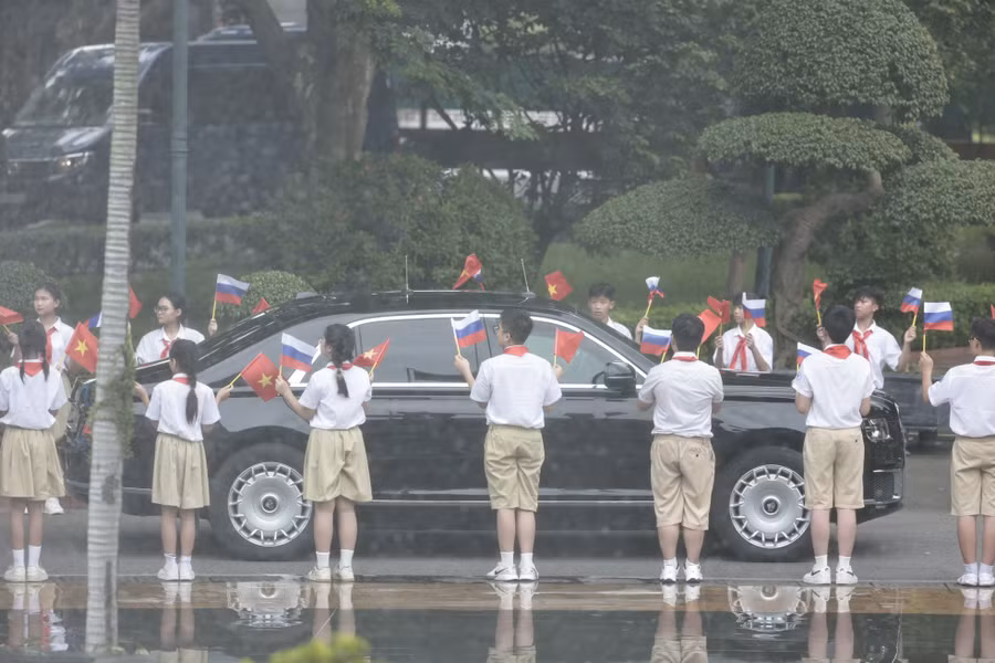 Chiếc siêu xe Aurus Senat đưa Tổng thống Putin tiến vào Phủ Chủ tịch. (Ảnh: Như Ý)