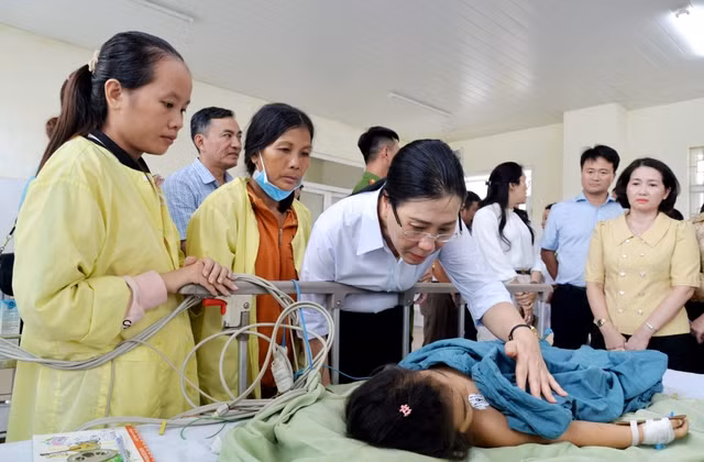 Bí thư Tỉnh ủy Quảng Ngãi thăm hỏi 2 cháu Lê Hồng Như Y. và Lê Hồng Châu N. tại bệnh viện. Ảnh: T.Trực