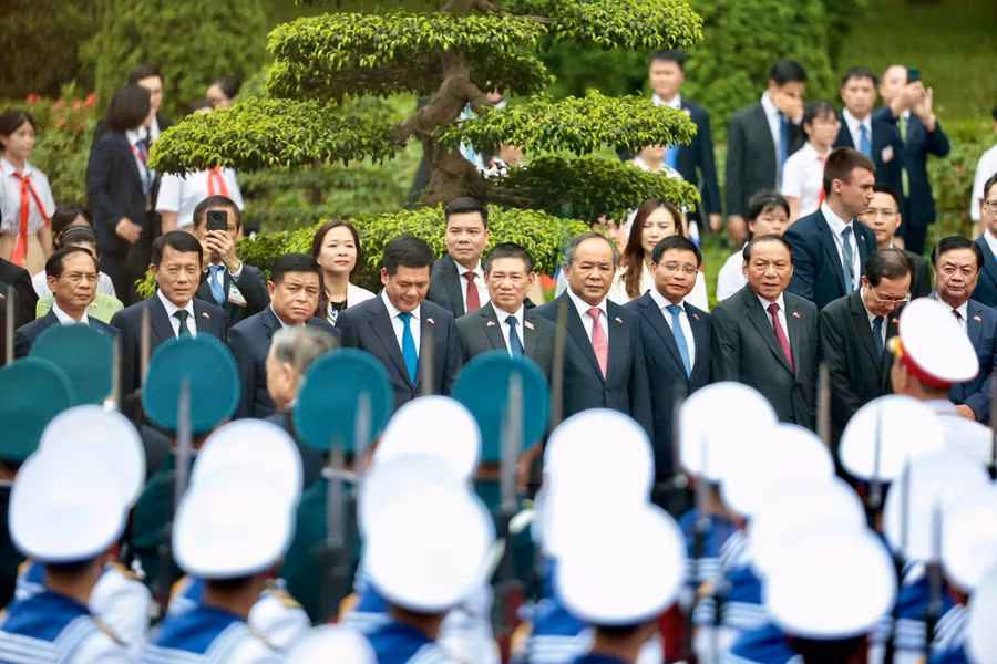 Các bộ trưởng trong Chính phủ Việt Nam đón Tổng thống Nga Vladimir Putin. (Ảnh: Như Ý)