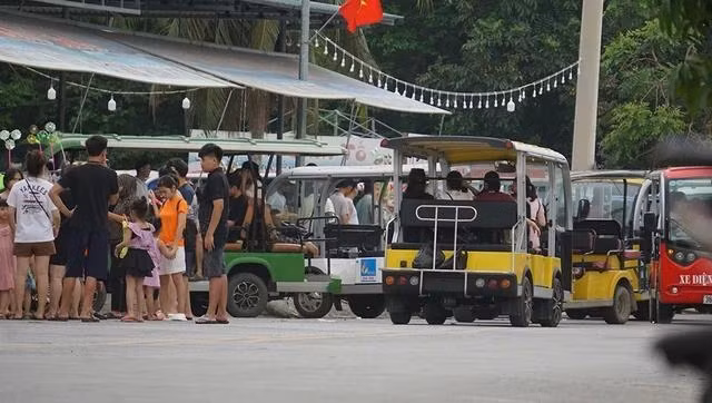 Xe điện tấp nập chở khách đến mua hàng tại một cửa hàng ở KDL biển Hải Tiến