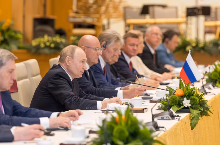 Tổng thống Liên bang Nga Vladimir Putin tại hội kiến với Thủ tướng Phạm Minh Chính