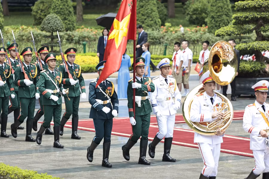 Đội danh dự tiến vào Phủ Chủ tịch để cử hành lễ đón cấp Nhà nước. (Ảnh: Như Ý)