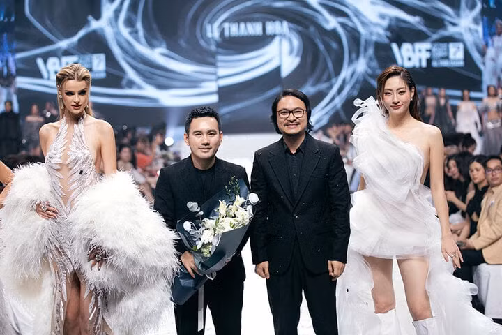 Xuất hiện cùng Lương Thùy Linh, đảm nhận vai trò kết show còn có đương kim Hoa hậu Thế giới Krystyna Pyszková.