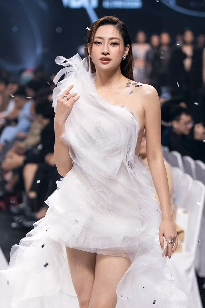 Nàng thơ của NTK Lê Thanh Hòa trong bộ sưu tập là Hoa hậu Thế giới Việt Nam 2019 Lương Thùy Linh.