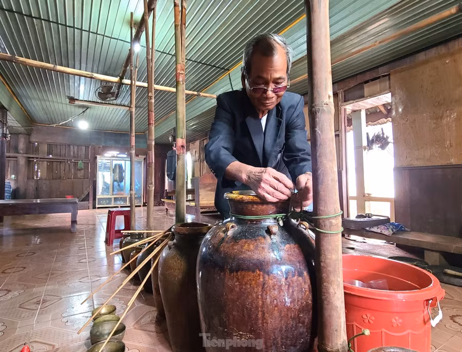 “Trước ngày tổ chức lễ cúng sức khỏe, người dân trong buôn, mỗi người góp một ít gạo cho chủ nhà nấu rượu phục vụ lễ cúng. Điều này thể hiện tinh thần gắn kết, sẵn sàng sẻ chia nỗi niềm trong cuộc sống của cộng đồng người Ê Đê”, ông Y Hai cho biết. “Trước ngày tổ chức lễ cúng sức khỏe, người dân trong buôn, mỗi người góp một ít gạo cho chủ nhà nấu rượu phục vụ lễ cúng. Điều này thể hiện tinh thần gắn kết, sẵn sàng sẻ chia nỗi niềm trong cuộc sống của cộng đồng người Ê Đê”, ông Y Hai cho biết.