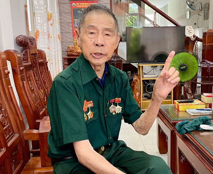 Ông Thái Diệp (thị trấn Đak Pơ) hồi tưởng về trận đánh Đak Pơ cách đây tròn 70 năm. Ảnh: Phương Duyên