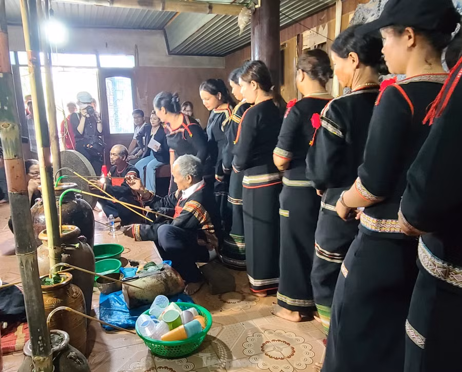 Nhằm bảo tồn và phát huy giá trị văn hóa truyền thống tốt đẹp của các dân tộc thiểu số, huyện Cư M’gar đã tổ chức phục dựng nghi lễ cúng sức khỏe của dân tộc Ê Đê tại buôn Mlăng. Đây là một trong những hoạt động nằm trong kế hoạch phát triển du lịch gắn với bảo tồn văn hóa truyền thống tại địa phương. Nhằm bảo tồn và phát huy giá trị văn hóa truyền thống tốt đẹp của các dân tộc thiểu số, huyện Cư M’gar đã tổ chức phục dựng nghi lễ cúng sức khỏe của dân tộc Ê Đê tại buôn Mlăng. Đây là một trong những hoạt động nằm trong kế hoạch phát triển du lịch gắn với bảo tồn văn hóa truyền thống tại địa phương.