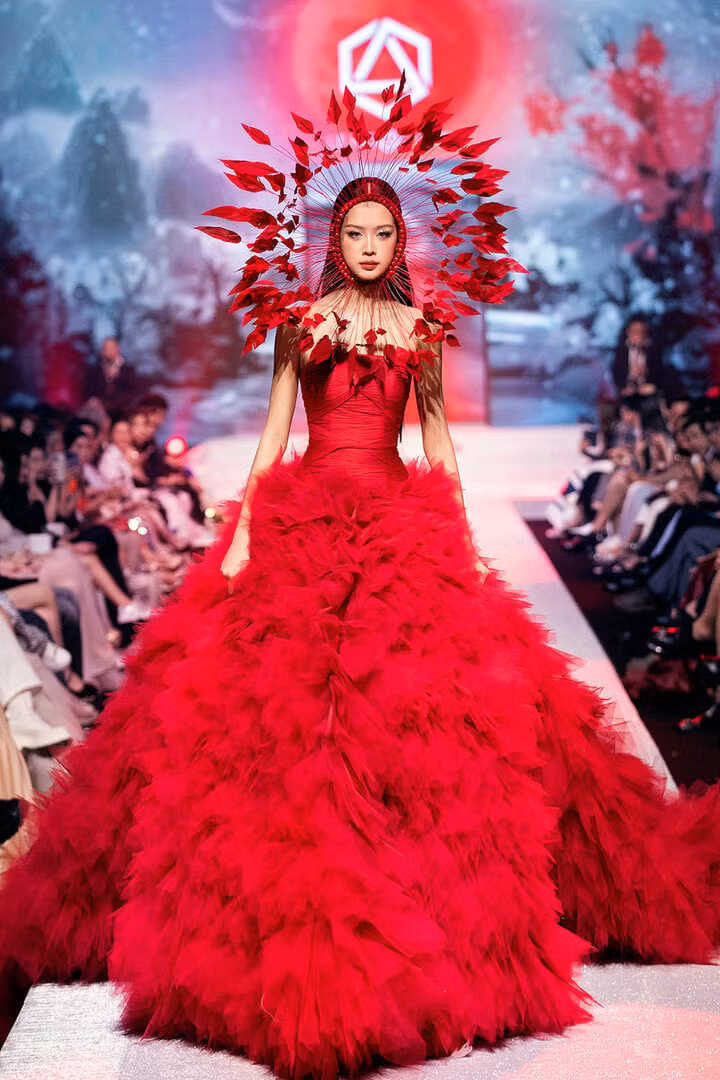 Để gửi gắm trọn vẹn tinh thần của bộ sưu tập, Hoa hậu Bảo Ngọc được chọn làm vedette với thần thái nổi bật.