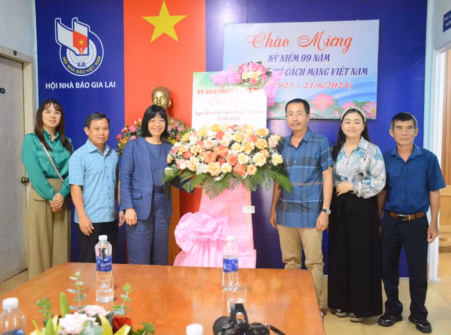 Phó Chủ tịch phụ trách UBND tỉnh Nguyễn Thị Thanh Lịch (thứ 3 từ trái sang) tặng hoa chúc mừng Hội Nhà báo tỉnh Gia Lai nhân Kỷ niệm 99 năm Ngày báo chí cách mạng Việt Nam (21-6). Ảnh: Lam Nguyên Phó Chủ tịch phụ trách UBND tỉnh Nguyễn Thị Thanh Lịch (thứ 3 từ trái sang) tặng hoa chúc mừng Hội Nhà báo tỉnh Gia Lai nhân Kỷ niệm 99 năm Ngày báo chí cách mạng Việt Nam (21-6). Ảnh: Lam Nguyên