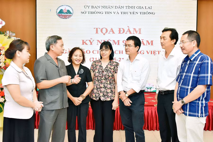 Các đồng chí lãnh đạo tỉnh trao đổi với các nhà báo tại buổi tọa đàm kỷ niệm 99 năm Ngày Báo chí cách mạng Việt Nam. Ảnh: Đức Thụy Các đồng chí lãnh đạo tỉnh trao đổi với các nhà báo tại buổi tọa đàm kỷ niệm 99 năm Ngày Báo chí cách mạng Việt Nam. Ảnh: Đức Thụy