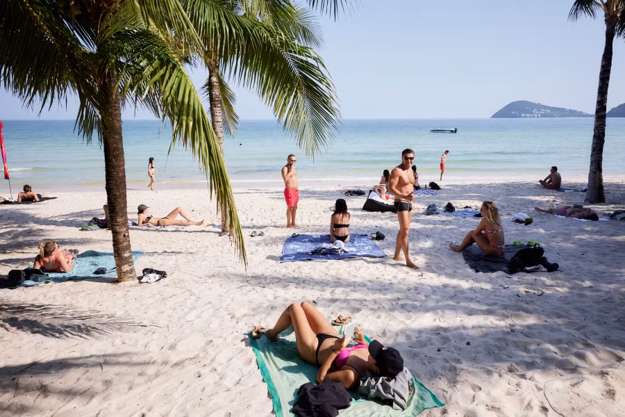 Bãi Kem có cảnh quan đẹp, đặc trưng của một bãi biển nhiệt đới