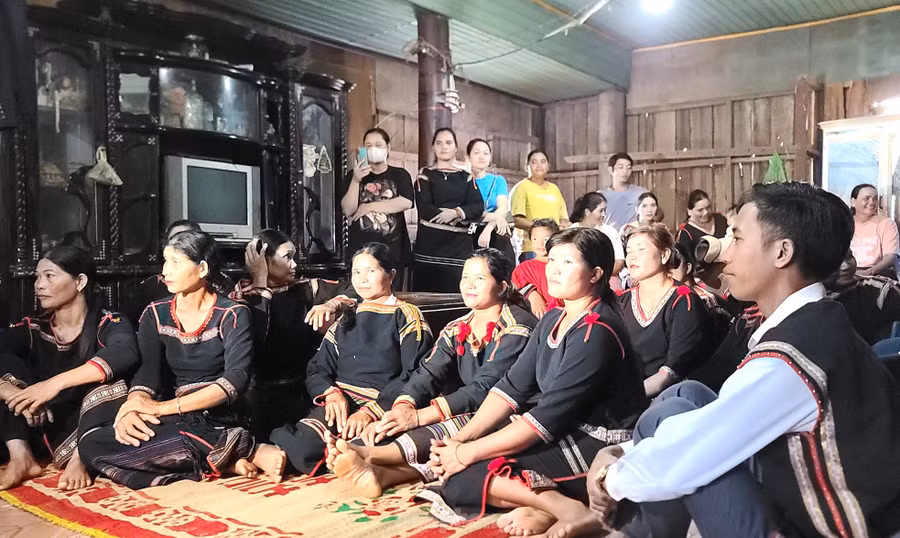 Một sáng cuối tuần, ngôi nhà dài truyền thống của gia đình bà H’Thinh Kbuôr (buôn Mlăng, xã Ea Tar, huyện Cư M’gar, tỉnh Đắk Lắk) đông đảo người dân trong buôn tập trung cùng chuẩn bị nguyên liệu, nấu các món ăn truyền thống của người Ê Đê để cúng sức khỏe. Một sáng cuối tuần, ngôi nhà dài truyền thống của gia đình bà H’Thinh Kbuôr (buôn Mlăng, xã Ea Tar, huyện Cư M’gar, tỉnh Đắk Lắk) đông đảo người dân trong buôn tập trung cùng chuẩn bị nguyên liệu, nấu các món ăn truyền thống của người Ê Đê để cúng sức khỏe.