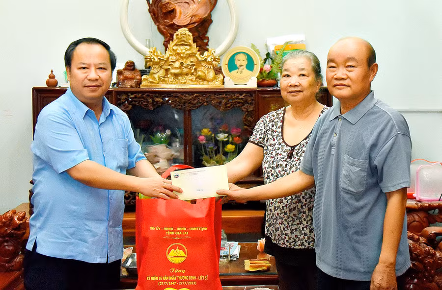 Phó Bí thư Thường trực Tỉnh ủy Châu Ngọc Tuấn (bìa trái) thăm, tặng quà bà Vũ Thị Lý (người hoạt động kháng chiến bị nhiễm chất độc hóa học trú tại tổ 1, thị trấn Kbang). Ảnh: Đức Thụy