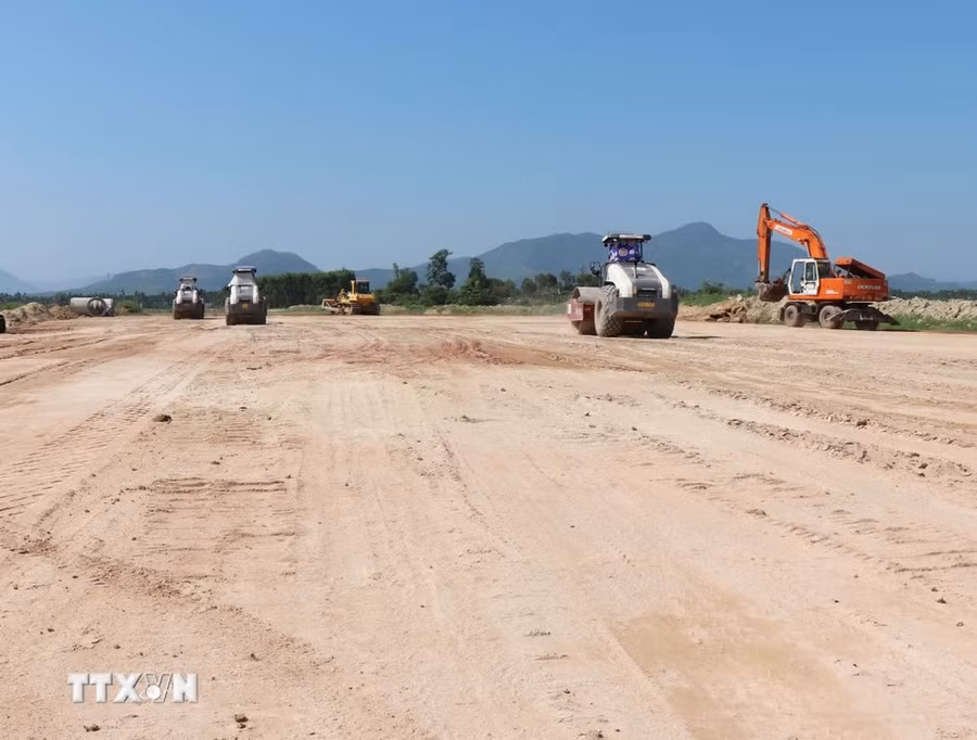 Thi công cao tốc Quảng Ngãi-Hoài Nhơn. (Ảnh: Phạm Cường/TTXVN) Thi công cao tốc Quảng Ngãi-Hoài Nhơn. (Ảnh: Phạm Cường/TTXVN)