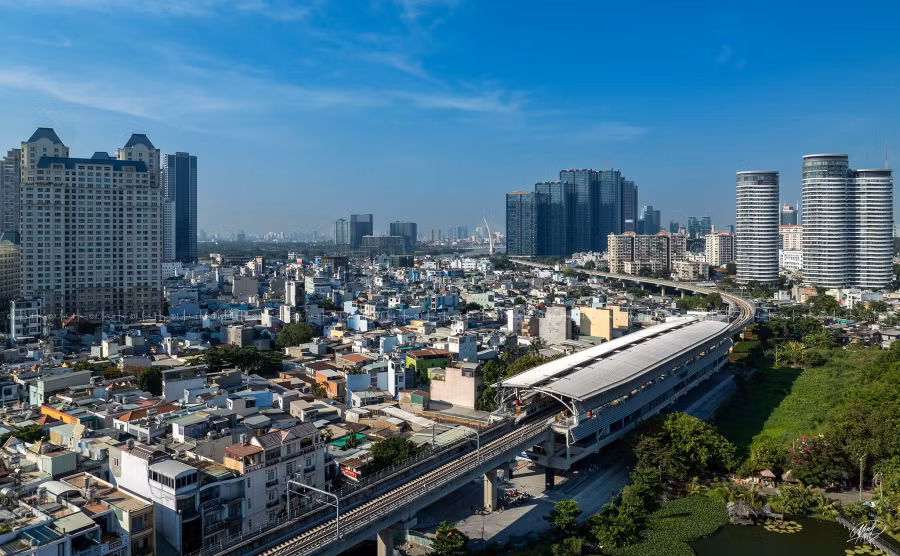 Ga Văn Thánh dài 137,5m, rộng 22m, cao 19,45m (ga loại A). Đây là ga trên cao chuyển tiếp xuống đoạn ngầm tại ga Ba Son