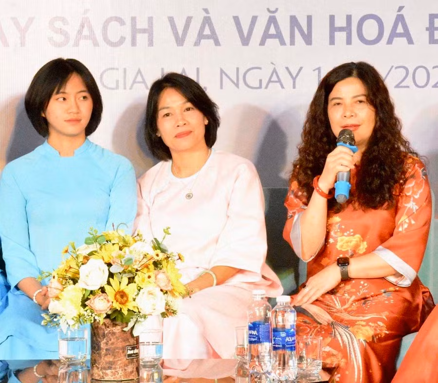 Cô Hà Hoài Phương (ở giữa, Tổ trưởng Tổ Ngữ văn Trường THPT chuyên Hùng Vương) chia sẻ kinh nghiệm lan tỏa đam mê đọc sách cho học sinh. Ảnh: P.D