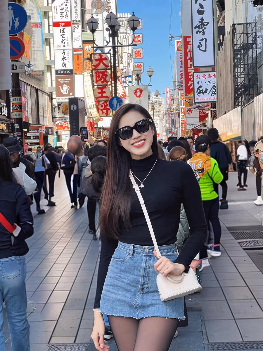 Đỗ Thị Hà xuất hiện bên những chiếc túi hiệu đắt tiền, du lịch ở nhiều nơi. Nói về chuyện đổi đời sau đăng quang, người đẹp cho biết: "Khi có danh hiệu, nó giúp tôi có cuộc sống khác, thu nhập cũng tốt hơn. Nhưng đương nhiên ai làm việc cũng phấn đấu để có tài sản riêng và tôi cũng thế" Đỗ Thị Hà xuất hiện bên những chiếc túi hiệu đắt tiền, du lịch ở nhiều nơi. Nói về chuyện đổi đời sau đăng quang, người đẹp cho biết: "Khi có danh hiệu, nó giúp tôi có cuộc sống khác, thu nhập cũng tốt hơn. Nhưng đương nhiên ai làm việc cũng phấn đấu để có tài sản riêng và tôi cũng thế"