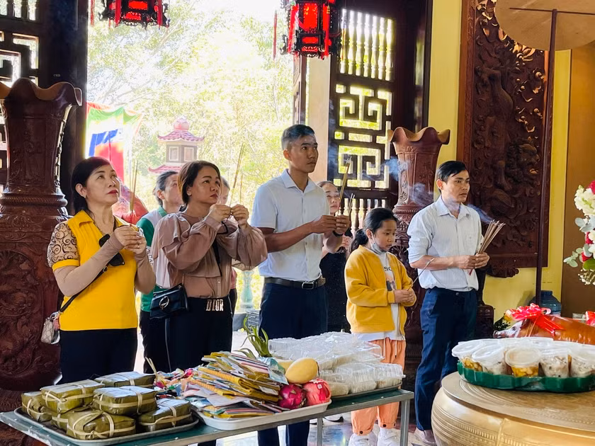 Những nén tâm nhang thành kính được dâng lên Quốc Tổ. Ảnh: Trần Dung
