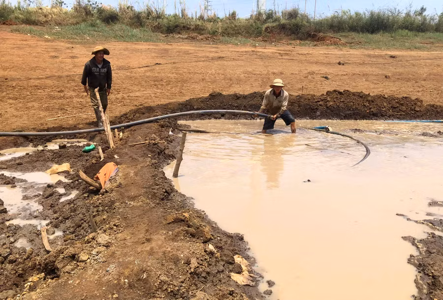 Người dân làng Ia Mua (xã Bàu Cạn, huyện Chư Prông) đầu tư máy bơm, ống trung chuyển nước cách hồ Bầu Nai khoảng 1 km để cứu cây trồng. Ảnh: L.N
