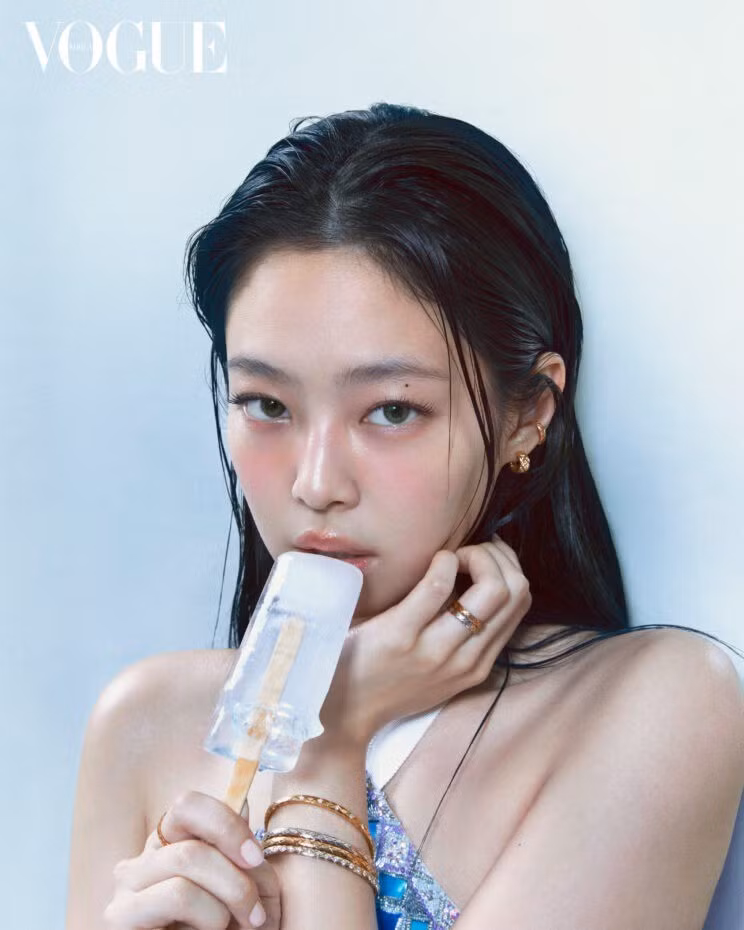 Idol sinh năm 1996 cho biết 2023 là năm bận rộn với vòng quanh thế giới. Sau khi kết thúc lịch trình dày đặc, Jennie nói cô tận hưởng kỳ nghỉ dài tại Hàn Quốc để nạp lại năng lượng.