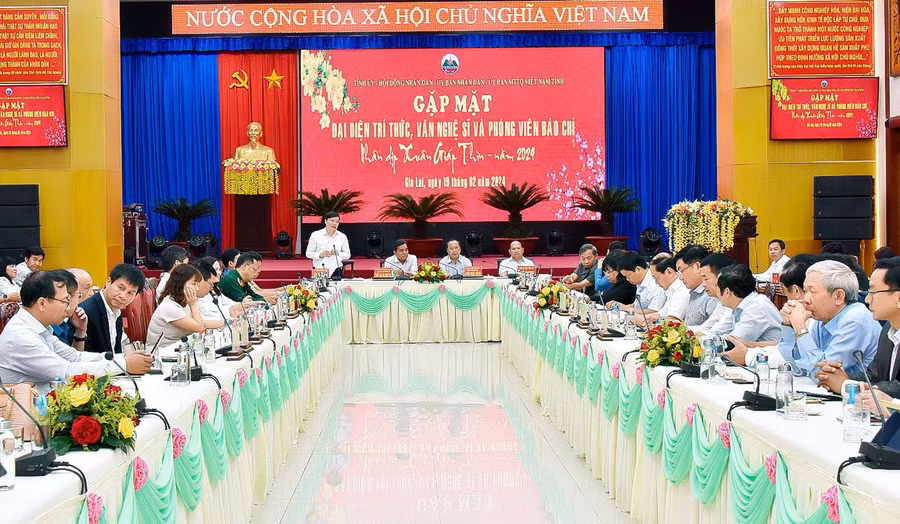 Lãnh đạo tỉnh gặp mặt đại diện trí thức, văn nghệ sĩ và phóng viên báo chí nhân dịp Xuân Giáp Thìn 2024. Ảnh: Đức Thụy