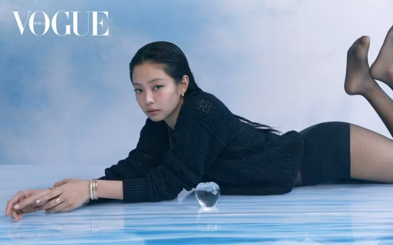 Sau khi không gia hạn hợp đồng cá nhân với YG Entertainment, tập trung kinh doanh, thành lập công ty riêng. Chia sẻ trên, nữ idol nói cô luôn áp lực đổi mới mỗi ngày. "Là người của công chúng, tôi phải cho khán giả thấy khía cạnh mới của mình. Đó cũng là lý do tôi tạo ra không gian để đắm mình vào sự chú ý và tính mới mẻ", cô nói.